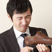 Cách khử mùi hôi chân khi mang giày tây nam